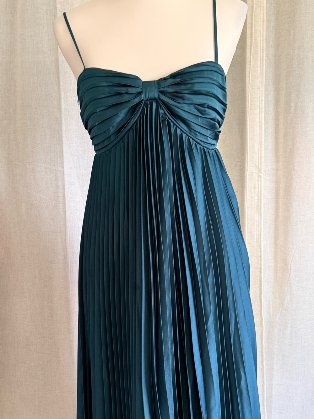 Petal & Pup Emerald Pleated Midi Dress Size 6 NWOT Satin Handkerchief Hem - Picture 4 of 6